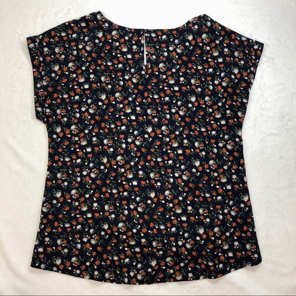 SO Scoopneck Twisted Front Keyhole Back Top in Navy Floral size Small - Picture 10 of 12